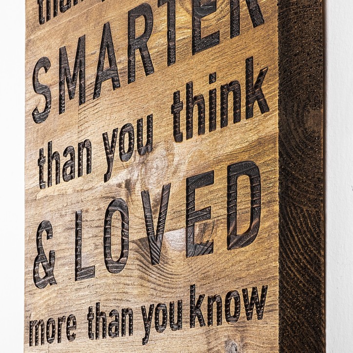 Decoración pared de madera Braver Stronger Smarter Loved nogal negro 30x3x58 cm