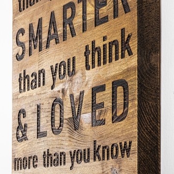 Decoración pared de madera Braver Stronger Smarter Loved nogal negro 30x3x58 cm