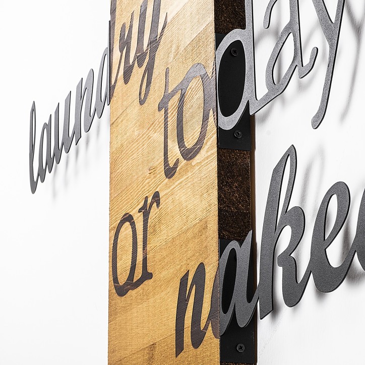 Decoración pared de madera Laundry Today Or Naked Tomorrow nogal negro 99x3x58 cm