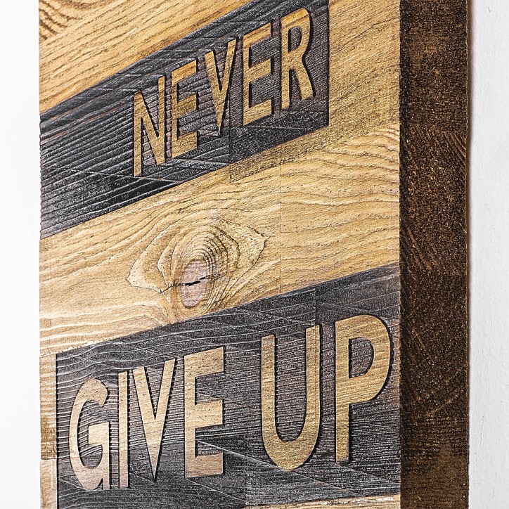 Decoración pared de madera Never Give Up nogal negro 30x3x58 cm